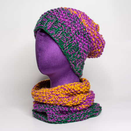 Вязаный комплект шапка и снуд зелёно-фиолетово-охристый